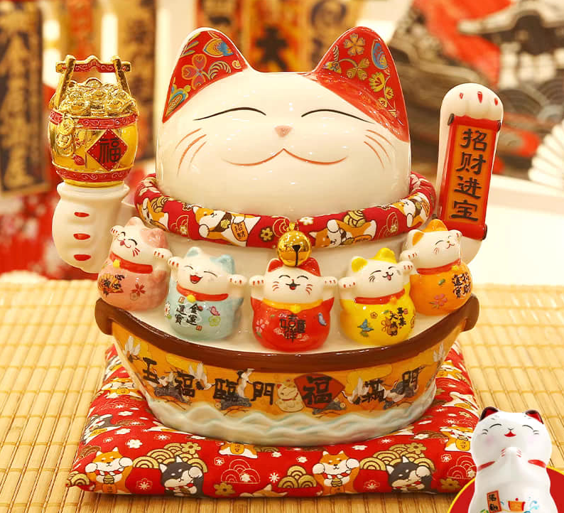 Tượng mèo thần tài bên cây mai vàng 2.png